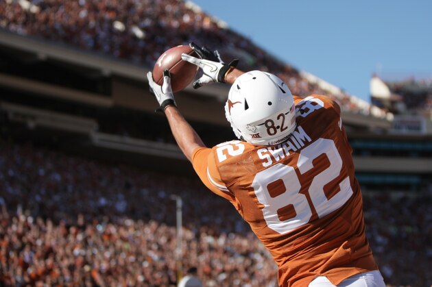 AUSTIN, TX - NOVEMBER 8: Geoff Swaim #82 of the Texas Longhorns catches a Tyrone Swoopes pass for a touchdown in the NCAA Big 12 game between the Texas Longhorns and the West Virginia Mountaineers on November 8, 2014 at Darrell K. Royal-Texas Memorial Stadium in Austin, Texas. (Photo by Erich Schlegel/Getty Images)