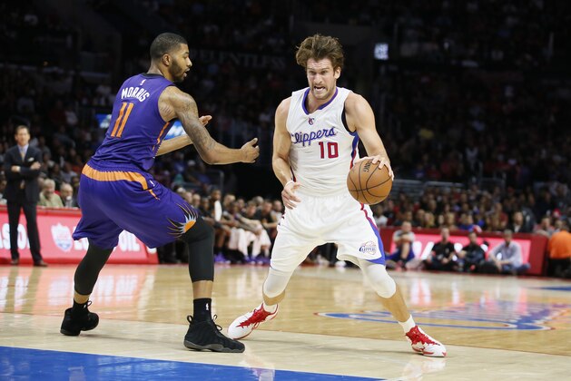 Los Angeles Clippers' Spencer Hawes, right, controls the ball against the Phoenix Suns' Markieff Morris, left, during the first half of an NBA basketball game Saturday, Nov. 15, 2014, in Los Angeles. (AP Photo/Danny Moloshok)