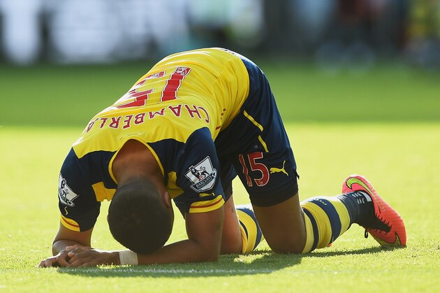 LEICESTER, ENGLAND - AUGUST 31:  Alex Oxlade-Chamberlain of Arsenal goes to ground during the Barclays Premier League match between Leicester City and Arsenal at The King Power Stadium on August 31, 2014 in Leicester, England.  (Photo by Laurence Griffiths/Getty Images)