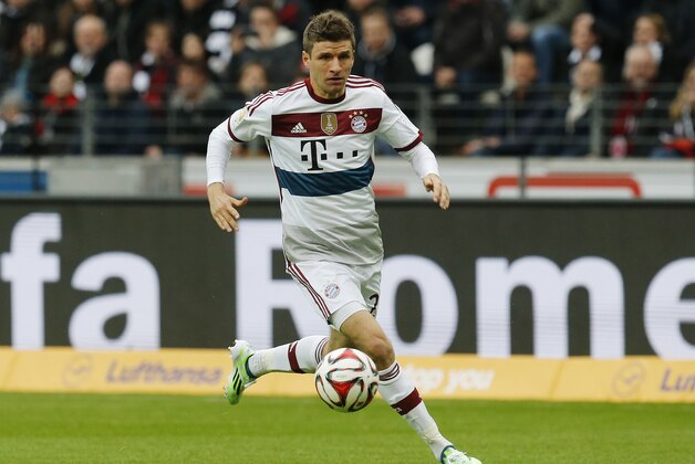 Bayern's Thomas Mueller runs with the ball during the German first division Bundesliga soccer match between Eintracht Frankfurt and Bayern Munich in the Commerzbank Arena in Frankfurt, Germany, Saturday, Nov.8, 2014. (AP Photo/Michael Probst)