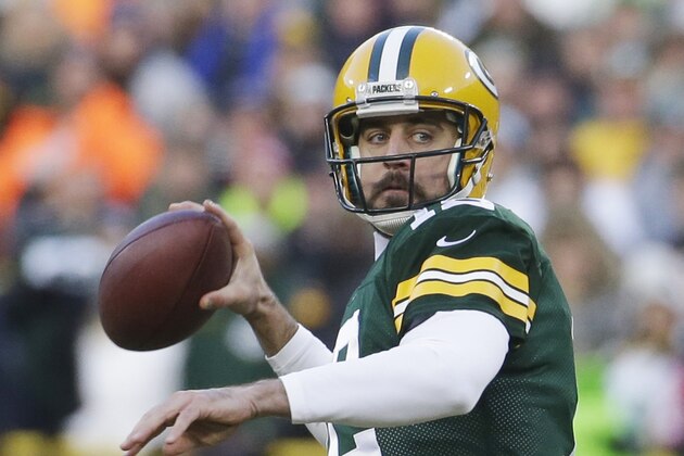 Aaron Rodgers, quarterback de los Packers de Green Bay, lanza un pase durante el encuentro del domingo 30 de noviembre de 2014, frente a los Patriots de Nueva Inglaterra (AP Foto/Morry Gash)
