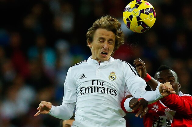 MADRID, SPAIN - NOVEMBER 08: Luka Modric of Real Madrid CF wins the header after Mohammed Fatau of Rayo Vallecano de Madrid during the La Liga match between Real Madrid CF and Rayo Vallecano de Madrid at Estadio Santiago Bernabeu on November 8, 2014 in Madrid, Spain.  (Photo by Gonzalo Arroyo Moreno/Getty Images)