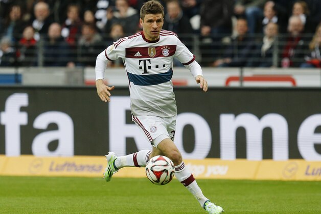 Bayern's Thomas Mueller runs with the ball during the German first division Bundesliga soccer match between Eintracht Frankfurt and Bayern Munich in the Commerzbank Arena in Frankfurt, Germany, Saturday, Nov.8, 2014. (AP Photo/Michael Probst)