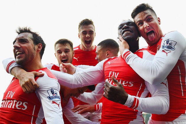 WEST BROMWICH, ENGLAND - NOVEMBER 29:  (EDITORS NOTE: This is a retransmission of image #459707078 with an alternative crop)   Danny Welbeck of Arsenal (2R) celebrates with team mates Olivier Giroud, Santi Cazorla, Calum Chambers and Aaron Ramsey of Arsenal as he scores their first goal during the Barclays Premier League match between West Bromwich Albion and Arsenal at The Hawthorns on November 29, 2014 in West Bromwich, England.  (Photo by Laurence Griffiths/Getty Images)