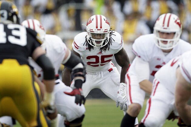 Wisconsin running back Melvin Gordon, center, gets set in the backfield during the first half of an NCAA college football game against Iowa, Saturday, Nov. 22, 2014, in Iowa City, Iowa. (AP Photo/Charlie Neibergall)