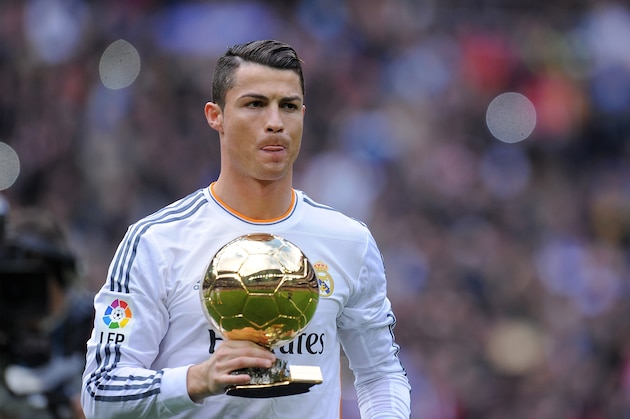 MADRID, SPAIN - JANUARY 25:  Cristiano Ronaldo of Real Madrid CF holds the Ballon d'Or 2013 award prior to he start of the La Liga match between Real Madrid CF and Granada CF at Santiago Bernabeu stadium on January 25, 2014 in Madrid, Spain.  (Photo by Denis Doyle/Getty Images)