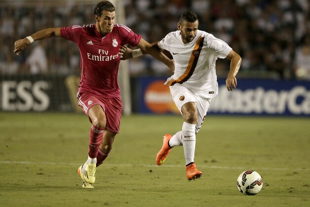 Real Madrid's Gareth Bale, left, challenges Roma's Leandro Castan (5) for control of the ball during a Guinness International Champions Cup soccer tournament match, Tuesday, July 29, 2014, in Dallas. (AP Photo/Tony Gutierrez)