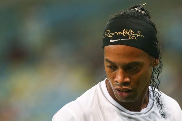 RIO DE JANEIRO, BRAZIL - AUGUST 22: Ronaldinho Gaucho of Atletico MG during a match between Botafogo and Atletico MG as part of Brazilian Cup 2013 at Maracana Stadium on August 22, 2013 in Rio de Janeiro, Brazil. (Photo by Buda Mendes/Getty Images)