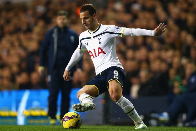 LONDON, ENGLAND - NOVEMBER 30:  Roberto Soldado of Spurs on the ball during the Barclays Premier League match between Tottenham Hotspur and Everton at White Hart Lane on November 30, 2014 in London, England.  (Photo by Clive Rose/Getty Images)