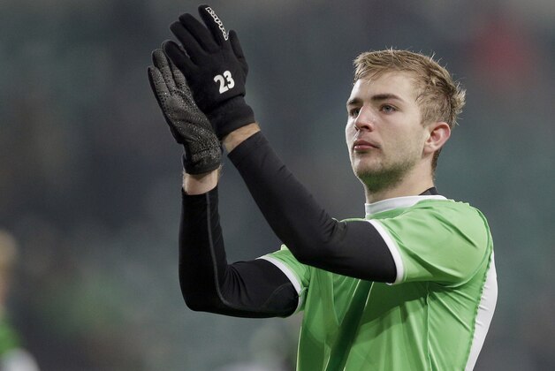 Moenchengladbach's Christoph Kramer applauds to  supporters after the German Bundesliga soccer match between VfL Wolfsburg and Borussia Moenchengladbach at the Volkswagen Arena stadium in Wolfsburg, Germany, Sunday, Nov. 30, 2014. Wolfsburg defeated Moenchengladbach by 1-0 (AP Photo/Michael Sohn)