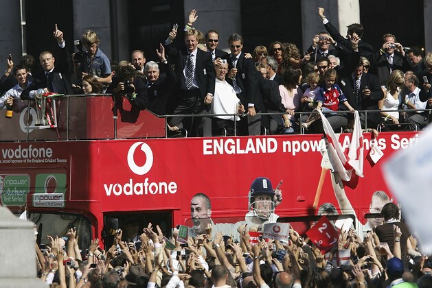 LONDON, ENGLAND - SEPTEMBER 13: Andrew Flintoff salutes the crowd as the England Cricket team enter Trafalgar Square as part of the Ashes victory celebration on September 13, 2005 in London, England. Thousands of English cricket fans lined the streets of London to celebrate after England defeated Australia to claim back the Ashes.  (Photo by John Gichigi/Getty Images)