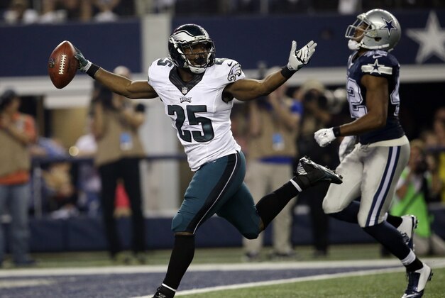 El running back de los Eagles de Filadelfia LeSean McCoy (25) celebra al marcar un touchdown en el partido contra los Cowboys de Dallas jugado el jueves 27 de noviembre de 2014. (Foto AP/Tim Sharp)