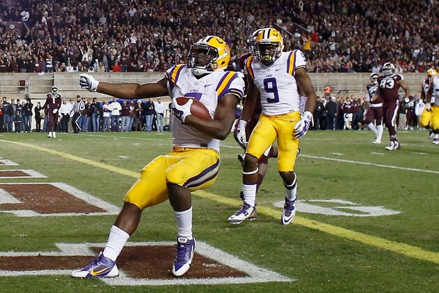 COLLEGE STATION, TX - NOVEMBER 27:  Leonard Fournette #7 of the LSU Tigers runs for a 22-yard touchdown against the Texas A&M Aggies in the first half of their game at Kyle Field on November 27, 2014 in College Station, Texas.  (Photo by Scott Halleran/Getty Images)