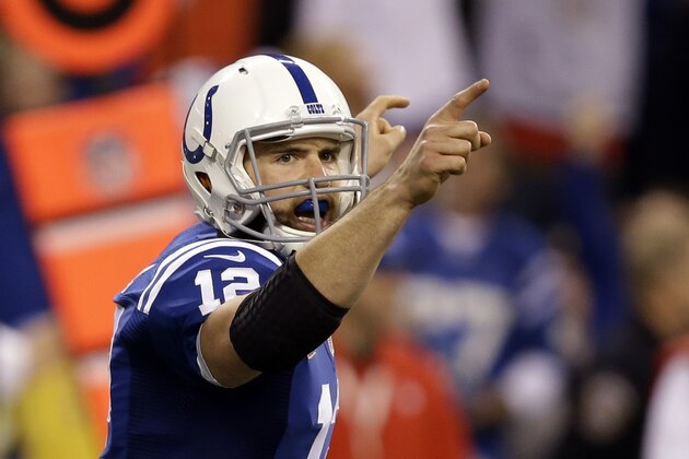 El quarterback Andrew Luck de los Colts de Indianápolis celebra tras lanzar un pase de touchdown de 79 yardas al wide receiver Donte Moncrief contra los Redskins de Washington, el domingo 30 de noviembre de 2014. (AP Foto/Darron Cummings)