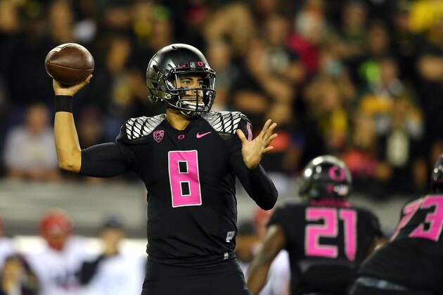 EUGENE, OR - OCTOBER 02:  Quarterback Marcus Mariota #8 of the Oregon Ducks throws a pass during the game against the Arizona Wildcats at Autzen Stadium on October 2, 2014  in Eugene, Oregon.  (Photo by Jonathan Ferrey/Getty Images)