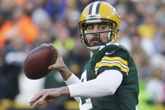 Aaron Rodgers, quarterback de los Packers de Green Bay, lanza un pase durante el encuentro del domingo 30 de noviembre de 2014, frente a los Patriots de Nueva Inglaterra (AP Foto/Morry Gash)