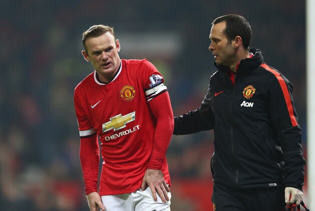 MANCHESTER, ENGLAND - NOVEMBER 29:  Wayne Rooney of Manchester United receives treatment during the Barclays Premier League match between Manchester United and Hull City at Old Trafford on November 29, 2014 in Manchester, England.  (Photo by Clive Mason/Getty Images)