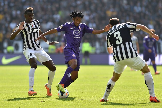 TURIN, ITALY - MARCH 09:  Juan Guglielmo Cuadrado (C) of ACF Fiorentina in action against Paul Pogba (L) and Giorgio Chiellini of Juventus during the Serie A match between Juventus and ACF Fiorentina at Juventus Arena on March 9, 2014 in Turin, Italy.  (Photo by Valerio Pennicino/Getty Images)