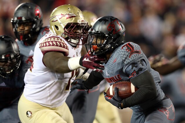 LOUISVILLE, KY - OCTOBER 30:  Michael Dyer #5 of the Louisville Cardinals runs the ball in the first half against Mario Edwards Jr. #15 of the Florida State Seminoles during their game at Papa John's Cardinal Stadium on October 30, 2014 in Louisville, Kentucky.  (Photo by Andy Lyons/Getty Images)
