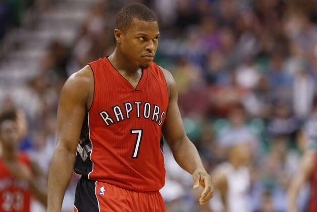 Kyle Lowry, de los Raptors de Toronto, vuelve al otro lado de la cancha tras una jugada durante el encuentro del miércoles 3 de diciembre de 2014, frente al Jazz de Utah (AP Foto/Jim Urquhart)