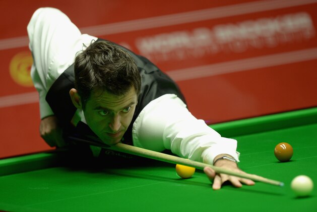 SHEFFIELD, ENGLAND - MAY 04:  Ronnie O'Sullivan plays a shot against Mark Selby during The Dafabet World Snooker Championship final at Crucible Theatre on May 4, 2014 in Sheffield, England.  (Photo by Gareth Copley/Getty Images)