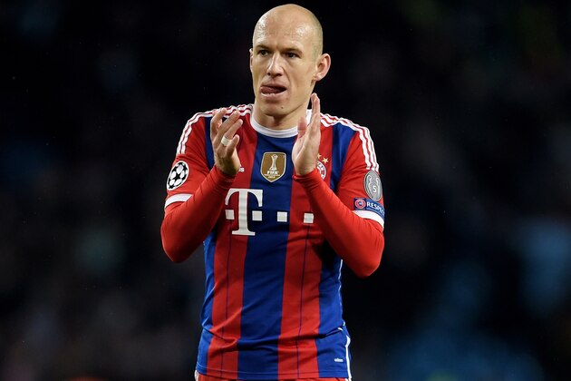 MANCHESTER, ENGLAND - NOVEMBER 25:  A dejected Arjen Robben of Bayern Muenchen applauds the travelling fans following his team's 3-2 defeat during the UEFA Champions League Group E match between Manchester City and FC Bayern Muenchen at the Etihad Stadium on November 25, 2014 in Manchester, United Kingdom.  (Photo by Michael Regan/Getty Images)
