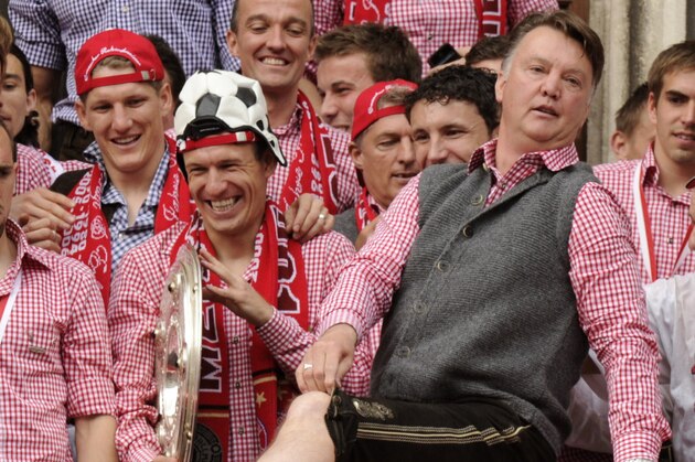 ARCHIV: Bayern Muenchens hollaendischer Trainer Louis van Gaal (2.v.r.) zeigt am Sonntag (09.05.10) in Muenchen (Bayern) auf dem Rathausbalkon in bayerischer Tracht neben Muenchener-Spielern um Philipp Lahm (r.), Mark van Bommel (NIederlande, 3.v.r.), Arjen Robben (Niederlande, 4.v.r.), Bastian Schweinsteiger (5.v.r.) und Franck Ribery (Frankreich, 2.v.l.) waehrend der Feierlichkeiten zum Gewinn der deutschen Fussballmeisterschaft 2010 seine Lederhose. Der FC Bayern hat den Vertrag mit Trainer Louis van Gaal am Montag (27.09.10) vorzeitig bis zum 30. Juni 2012 verlaengert, wie der Verein am Montag mitteilte. Foto: Joerg Koch/ddp/dapd (Foto vom 09.05.10)