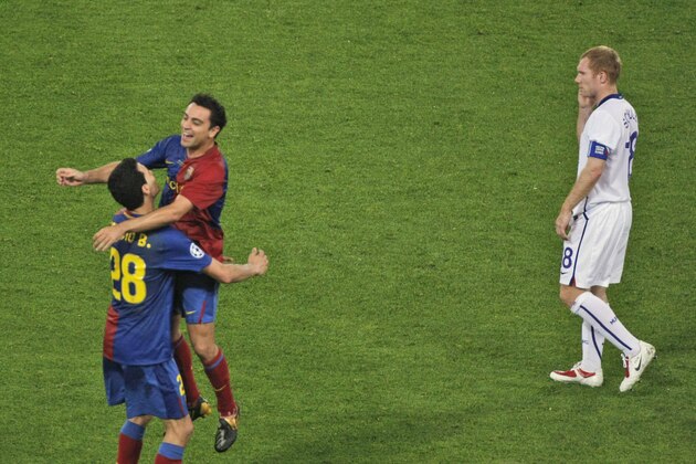 Barcelona's Sergio Busquets, left, and Xavi Hernandez react as  Manchester United's Paul Scholes looks on, at the end of the UEFA Champions League final soccer match between Manchester United and Barcelona in Rome, Wednesday May 27, 2009. Barcelona won 2-0. (AP Photo/Alessandra Tarantino)