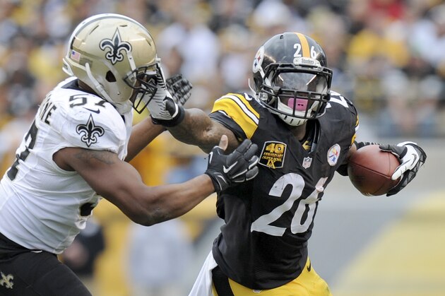 Pittsburgh Steelers running back Le'Veon Bell (26) runs the ball as New Orleans Saints inside linebacker David Hawthorne (57) pursues in the first quarter of the NFL game , Sunday, Nov. 30, 2014 in Pittsburgh. (AP Photo/Don Wright)