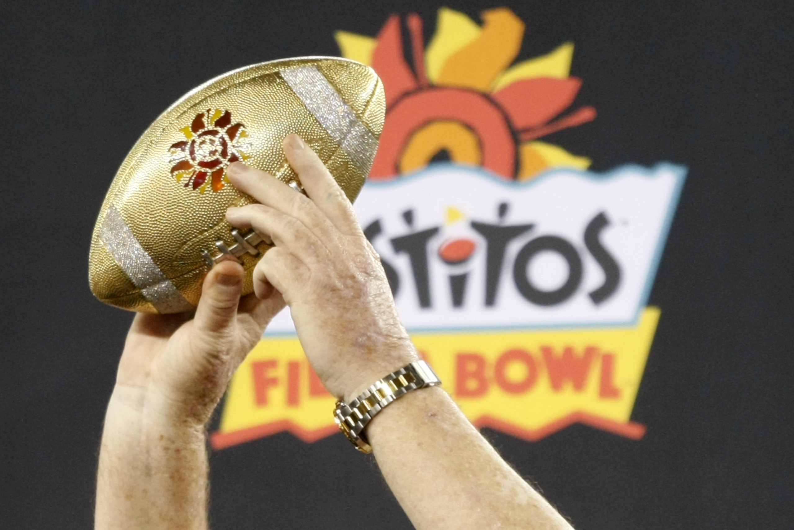 Central Florida head coach George O'Leary holds the Fiesta Bowl champions trophy after the Fiesta Bowl NCAA college football game against Baylor, Wednesday, Jan. 1, 2014, in Glendale, Ariz. Central Florida won 52-42.  (AP Photo/Rick Scuteri)