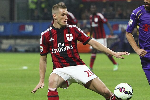 MILAN, ITALY - OCTOBER 26:  Ignazio Abate of AC Milan is challenged by Borja Valero of ACF Fiorentina during the Serie A match between AC Milan and ACF Fiorentina at Stadio Giuseppe Meazza on October 26, 2014 in Milan, Italy.  (Photo by Marco Luzzani/Getty Images)