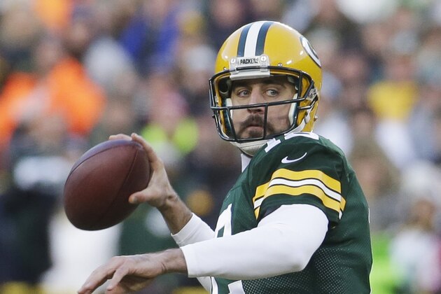 Aaron Rodgers, quarterback de los Packers de Green Bay, lanza un pase durante el encuentro del domingo 30 de noviembre de 2014, frente a los Patriots de Nueva Inglaterra (AP Foto/Morry Gash)