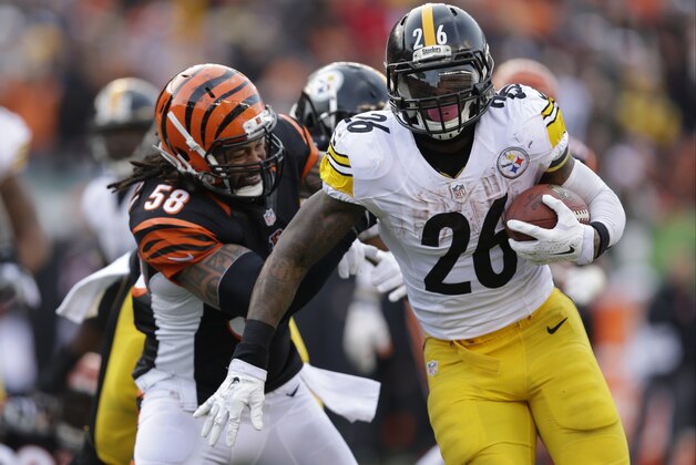 Pittsburgh Steelers running back Le'Veon Bell (26) runs for a 13-yard touchdown during the second half of an NFL football game against the Cincinnati Bengals Sunday, Dec. 7, 2014 in Cincinnati. (AP Photo/Michael Conroy)