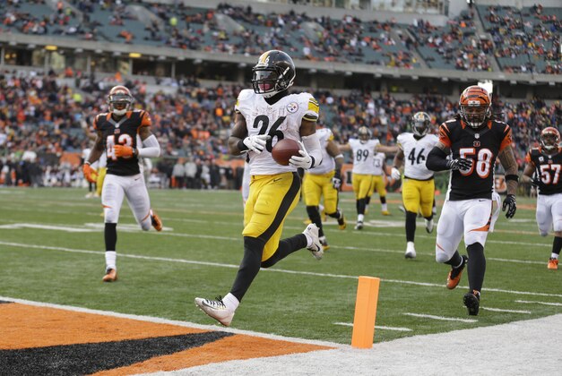 Pittsburgh Steelers running back Le'Veon Bell (26) runs for a 22-yard touchdown run during the second half of an NFL football game against the Cincinnati Bengals Sunday, Dec. 7, 2014 in Cincinnati. (AP Photo/Michael Conroy)