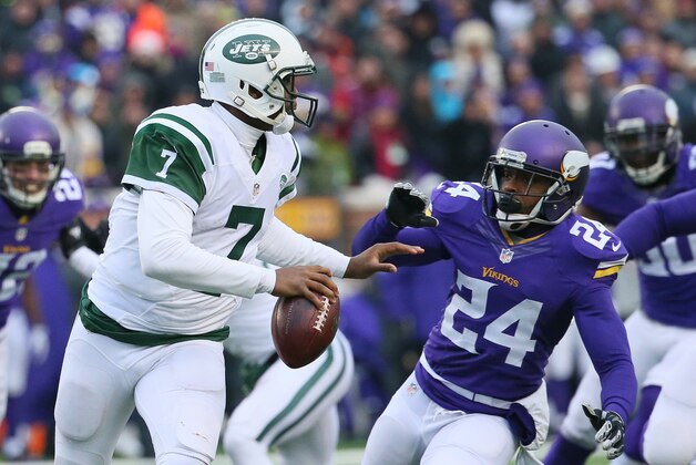 MINNEAPOLIS, MN - DECEMBER 7: Geno Smith #7 of the New York Jets feels the pressure from Captain Munnerlyn #24 of the Minnesota Vikings in the fourth quarter on December 7, 2014 at TCF Bank Stadium in Minneapolis, Minnesota. (Photo by Adam Bettcher/Getty Images)
