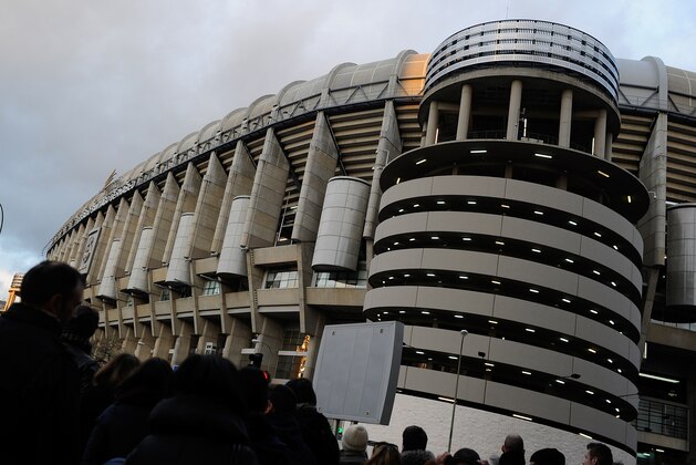MADRID, SPAIN - DECEMBER 06:  Real Madrid CF fans arrive at the Santiago Bernabeu stadiun for the La Liga match between Real Madrid CF and Celta Vigo at Estadio Santiago Bernabeu on December 6, 2014 in Madrid, Spain.  (Photo by Denis Doyle/Getty Images)