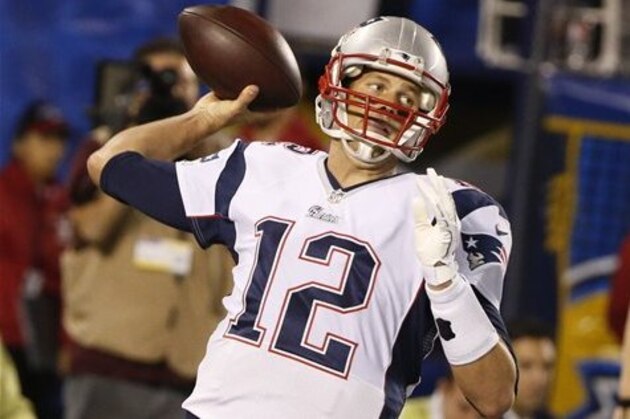 El quarterback Tom Brady de los Patriots de Nueva Inglaterra lanza un pase durante su partido frente a los Chargers de San Diego, el 7 de diciembre de 2014 en San Diego. (AP Foto/Lenny Ignelzi)