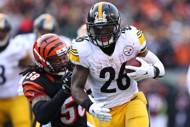 CINCINNATI, OH - DECEMBER 7:  Le'Veon Bell #26 of the Pittsburgh Steelers gets away from Rey Maualuga #58 of the Cincinnati Bengals to score a touchdown during the fourth quarter at Paul Brown Stadium on December 7, 2014 in Cincinnati, Ohio. Pittsburgh defeated Cincinnati 42-21. (Photo by Andy Lyons/Getty Images)
