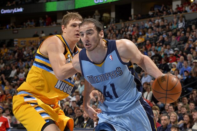 Memphis Grizzlies center Kosta Koufos (41) drives to the basket against Denver Nuggets center Timofey Mozgov (25), from Russia, during the first quarter of a basketball game, Friday, Jan. 3, 2014, in Denver. (AP Photo/Jack Dempsey)