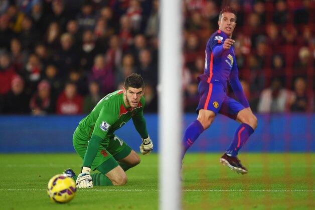 SOUTHAMPTON, ENGLAND - DECEMBER 08:  Robin van Persie of Manchester United scores past Fraser Forster of Southampton for the opening goal during the Barclays Premier League match between Southampton and Manchester United at St Mary's Stadium on December 8, 2014 in Southampton, England.  (Photo by Michael Regan/Getty Images)