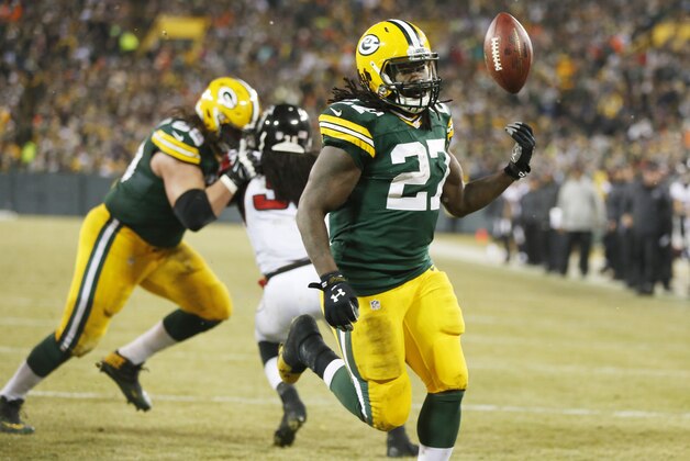 Eddie Lacy, de los Packers de Green Bay, festeja luego de anotar en el partido contra los Falcons de Atlanta, el lunes 8 de diciembre de 2014 (AP Foto/Tom Lynn)
