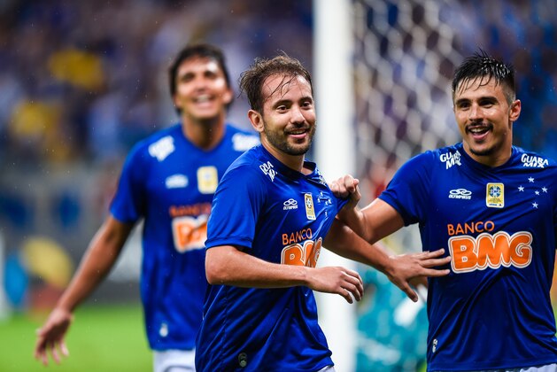 BELO HORIZONTE, BRAZIL - NOVEMBER 23: Everton Ribeiro #17, and Willian #25 of Cruzeiro celebrates a scored goal against Goias during a match between Cruzeiro and Goias as part of Brasileirao Series A 2014 at Mineirao stadium on November 23, 2014 in Belo Horizonte, Brazil. (Photo by Pedro Vilela/Getty Images)