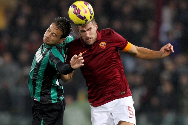 ROME, ITALY - DECEMBER 06:  Kevin Strootman (R) of AS Roma competes for the ball with Matteo Brighi of US Sassuolo Calcio during the Serie A match between AS Roma and US Sassuolo Calcio at Stadio Olimpico on December 6, 2014 in Rome, Italy.  (Photo by Paolo Bruno/Getty Images)