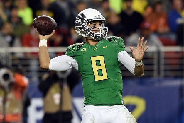 SANTA CLARA, CA - DECEMBER 05:  Marcus Mariota #8 of the Oregon Ducks looks downfield in the third quarter of the PAC-12 Championships against the Arizona Wildcats at Levi's Stadium on December 5, 2014 in Santa Clara, California.  (Photo by Thearon W. Henderson/Getty Images)
