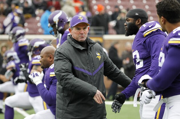 Minnesota Vikings head coach Mike Zimmer talks with his players before an NFL football game against the New York Jets, Sunday, Dec. 7, 2014, in Minneapolis. (AP Photo/Ann Heisenfelt)