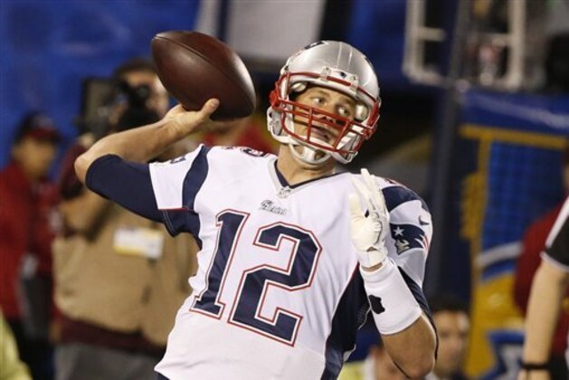 El quarterback Tom Brady de los Patriots de Nueva Inglaterra lanza un pase durante su partido frente a los Chargers de San Diego, el 7 de diciembre de 2014 en San Diego. (AP Foto/Lenny Ignelzi)