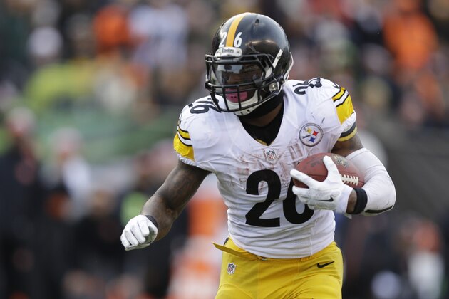Pittsburgh Steelers running back Le'Veon Bell (26) runs for a 13-yard touchdown during the second half of an NFL football game against the Cincinnati Bengals Sunday, Dec. 7, 2014 in Cincinnati. (AP Photo/Michael Conroy)