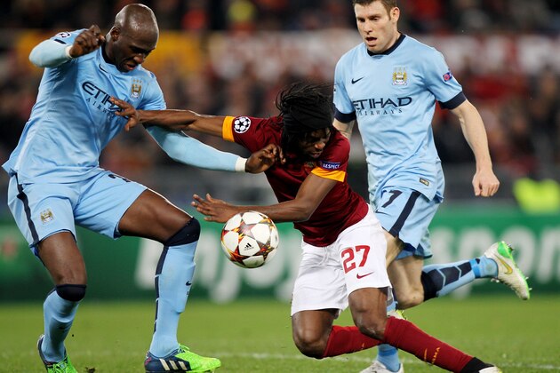 ROME, ITALY - DECEMBER 10:  Eliaquim Mangala (L) of Manchester City FC competes for the ball with Gervinho of AS Roma during the UEFA Champions League Group E match between AS Roma and Manchester City FC on December 10, 2014 in Rome, Italy.  (Photo by Paolo Bruno/Getty Images)