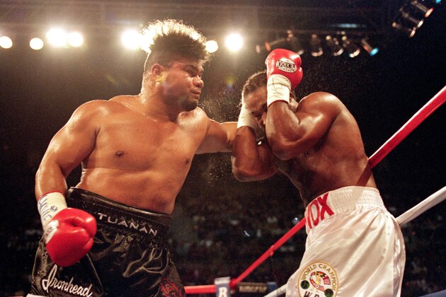 11 Nov 2000: David Tua hit Lennox Lewis with a combination of punches during their WBC/IBC Heavyweight Championship at the Mandalay Bay Resort & Casino in Las Vegas, Nevada. Lewis defeated Tua by a decision after the 12th round.Mandatory Credit: John Gichigi  /Allsport