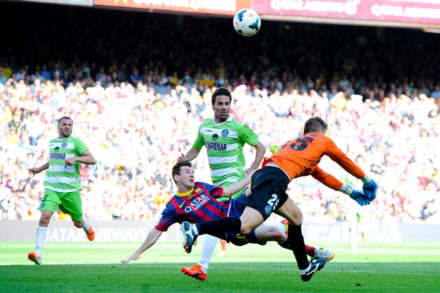 BARCELONA, SPAIN - MAY 03:  Lionel Messi of FC Barcelona competes for the ball with Juan Rodriguez (C) and Julio Cesar of Getafe CF during the La Liga match between FC Barcelona and Getafe CF at Nou Camp on May 3, 2014 in Barcelona, Spain.  (Photo by David Ramos/Getty Images)
